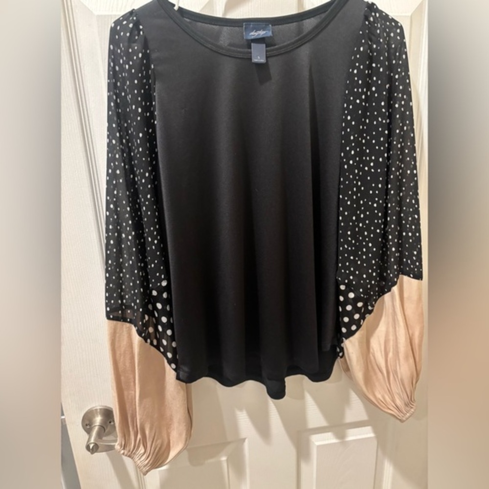 10/$20🔥Daytrip Black and Tan Polka Dot Women's Top‎